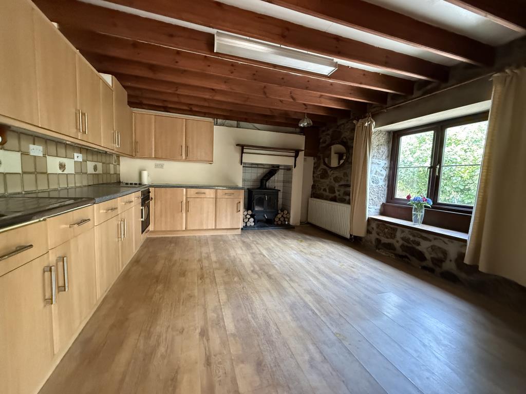 Lot: 126 - THREE-BEDROOM COTTAGE SET IN JUST UNDER AN ACRE - Kitchen Diner